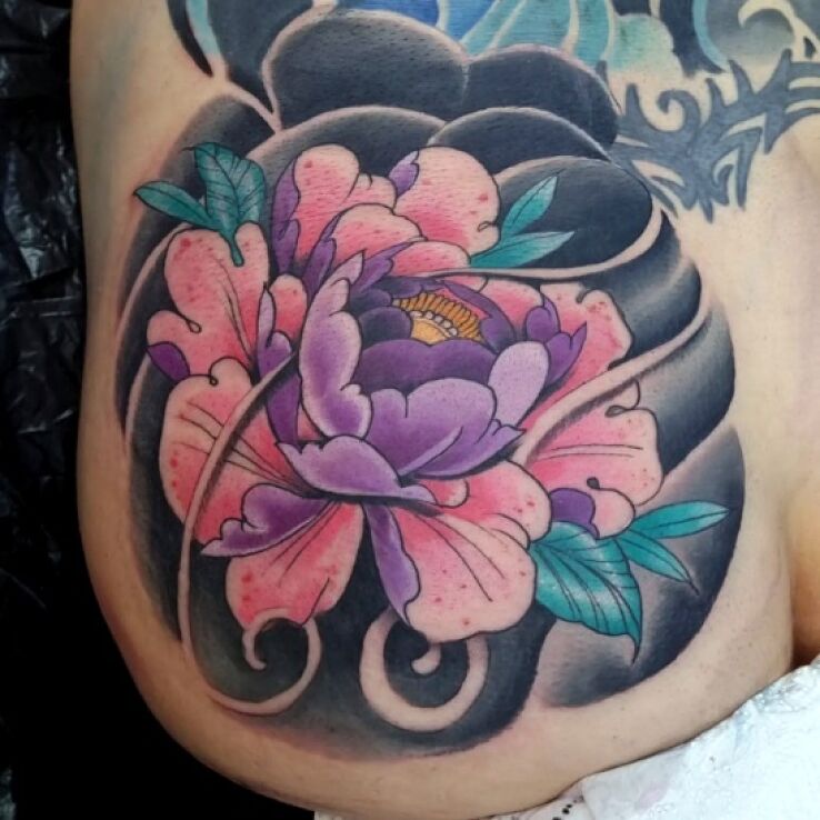 Tatuaż peonia japoński wzór w motywie kwiaty i stylu japońskie / irezumi na pośladkach