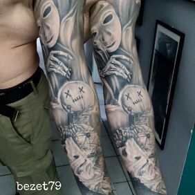 Tatuaż Laleczka voodoo na bicepsie motyw: rękawy styl: realistyczne