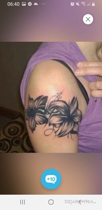 Tatuaż cover w motywie kwiaty i stylu oldschool na barku