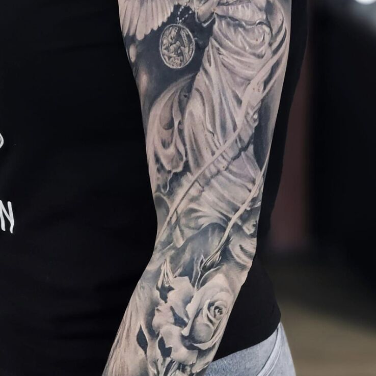 Tatuaż anioł stróż rękaw w motywie rękawy i stylu realistyczne na bicepsie
