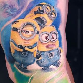 Tatuaż Minionki na nodze motyw: śmieszne styl: kreskówkowe / komiksowe