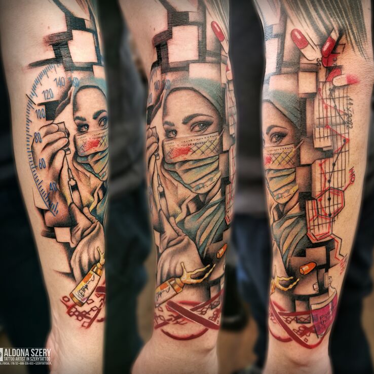Tatuaż medyczny abstrakt w motywie postacie i stylu trash polka na przedramieniu