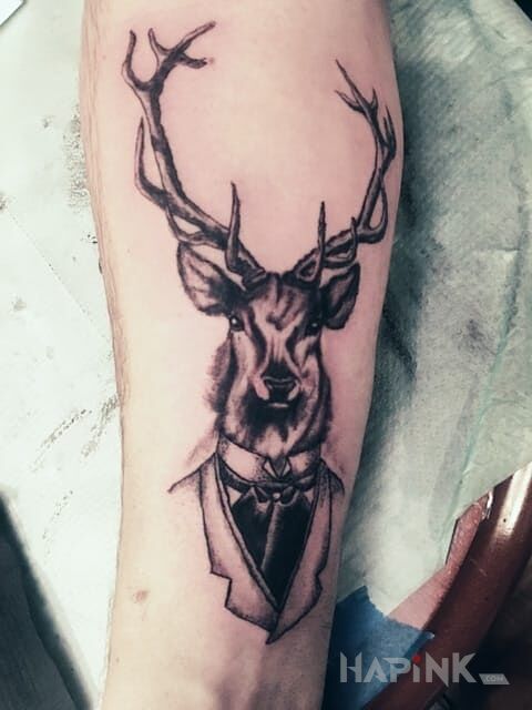 Tattoo Przystojny jelen in animals motif on the forearm
