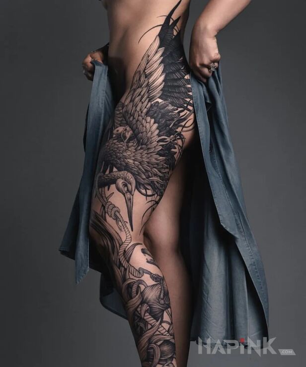 Tattoo Czapla ze sznurem in legsleeves motif and graphic / illustrative style on the calf