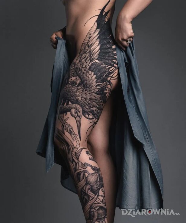 Tatuaż czapla ze sznurem w motywie czarno-szare i stylu graficzne / ilustracyjne na nodze