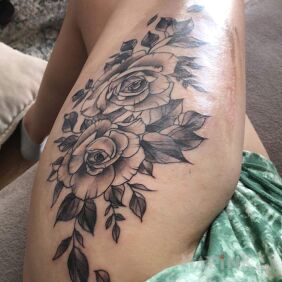 Tattoo Flowers from the promotion 😂🤷‍♀️ on the thigh motif: black and gray style: realistic