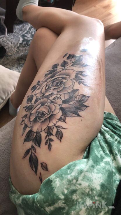 Tattoo Kwiaty z promocji 😂🤷‍♀️ in black and gray motif and realistic style on the leg