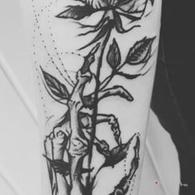 Tatuaż Pierwszy tattoo na ręce motyw: czarno-szare styl: graficzne / ilustracyjne