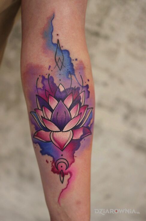 Tatuaż akwarelowo by roofi w motywie kwiaty i stylu kontury / linework na przedramieniu