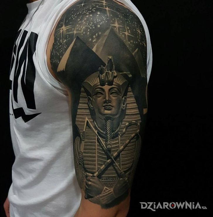 Tatuaż faraon w motywie postacie i stylu realistyczne na ramieniu