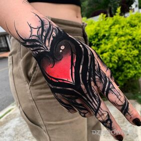 Tatuaż Serce z zacięciem na dłoni motyw: pozostałe styl: blackwork / blackout