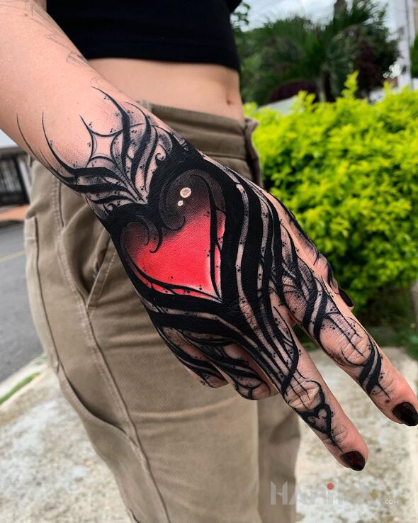 Tattoo Serce z zacięciem in other motif and blackwork / blackout style on the hand