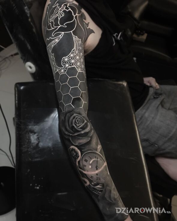Tatuaż czarna róża w motywie rękawy i stylu blackwork / blackout na ramieniu
