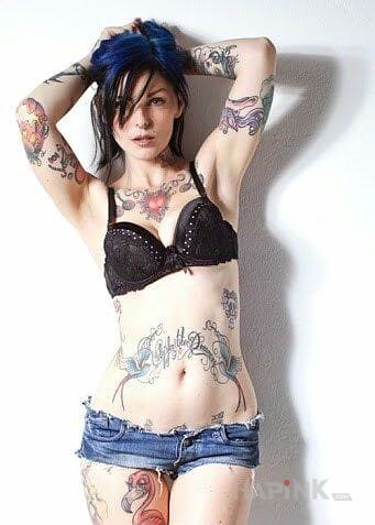 Tattoo Niebiesko włosa in flowers motif on the chest