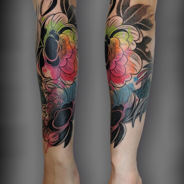 Tatuaż nie całkiem orientalny kolaż w motywie kwiaty i stylu kontury / linework na przedramieniu