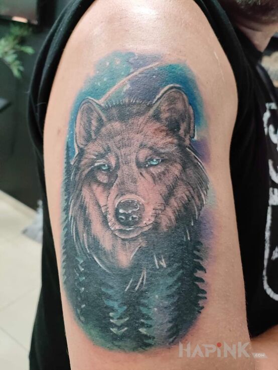 Tattoo Wilk in animals motif and realistic style on the upper arm