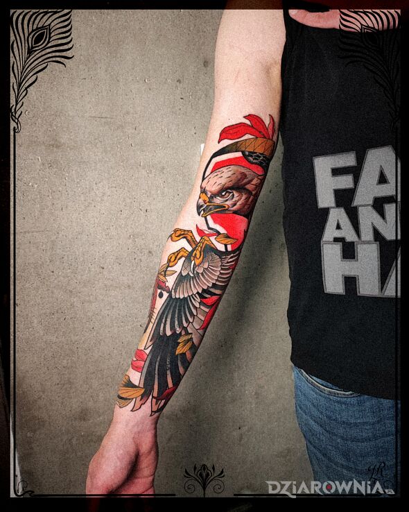 Tatuaż mały cover w motywie fantasy i stylu oldschool na ręce