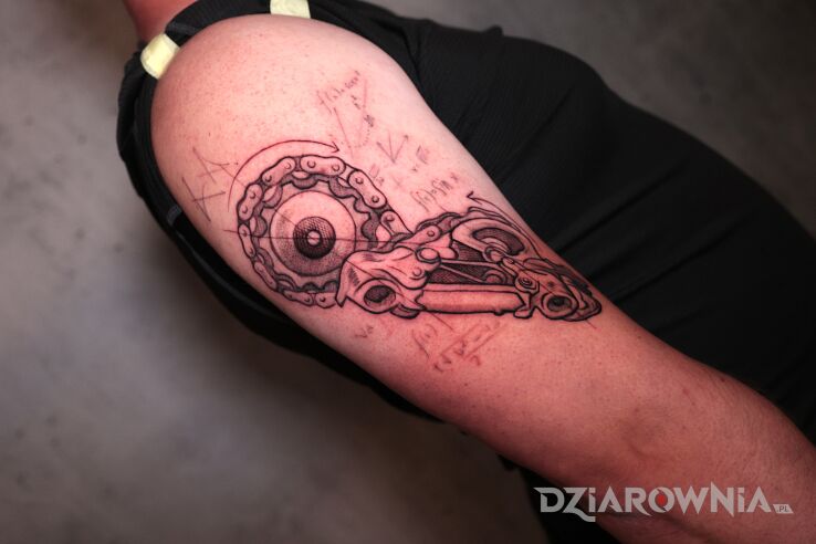 Tatuaż rowerowe love w motywie napisy i stylu abstrakcyjne na ramieniu