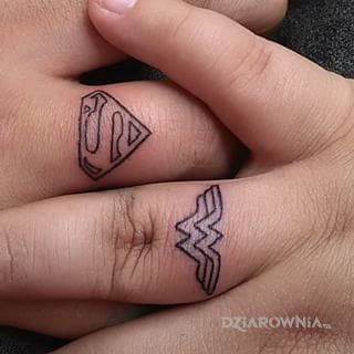 Tatuaż superman i wonder woman w motywie miłosne na palcach