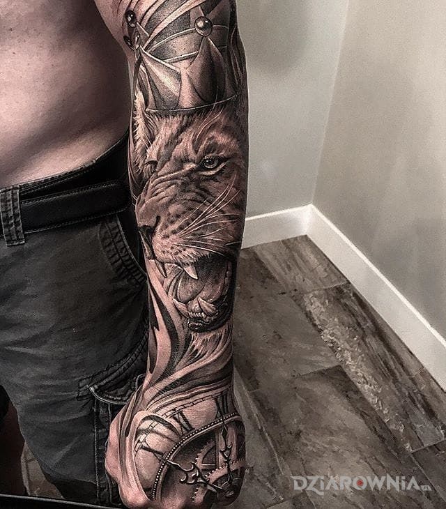 Tatuaż lew w kornie w motywie 3D i stylu realistyczne na przedramieniu