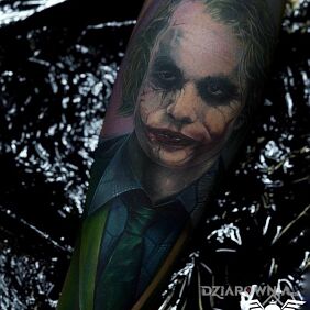 Tatuaż Joker na łydce motyw: kolorowe styl: realistyczne