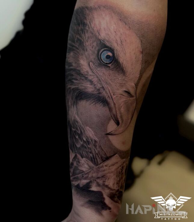 Tattoo Ptak in animals motif and realistic style on the forearm