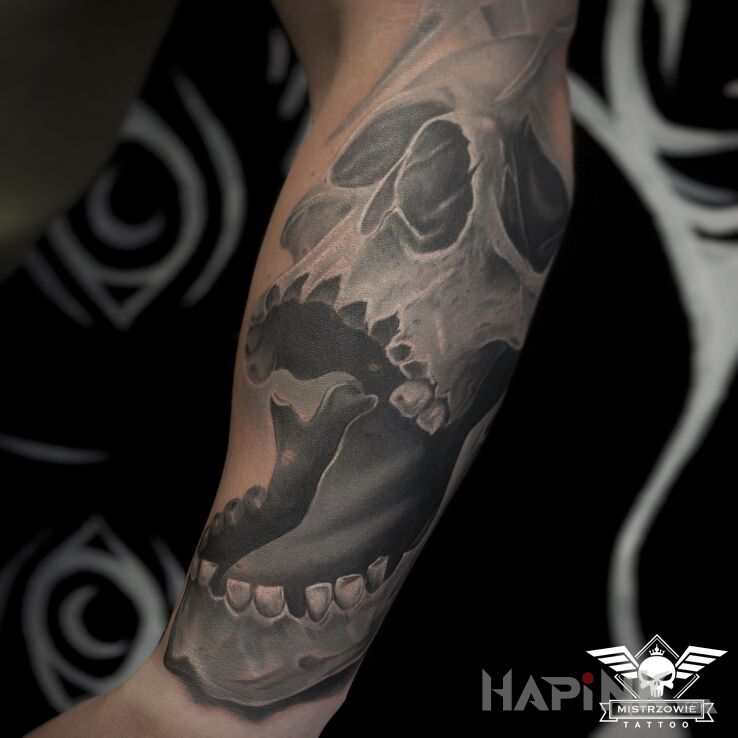 Tattoo Czaszka in black and gray motif and realistic style on the forearm