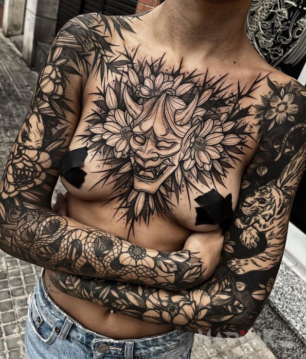 Tattoo Japońska maska w konturze in sleeves motif and contour / linework style on the breast