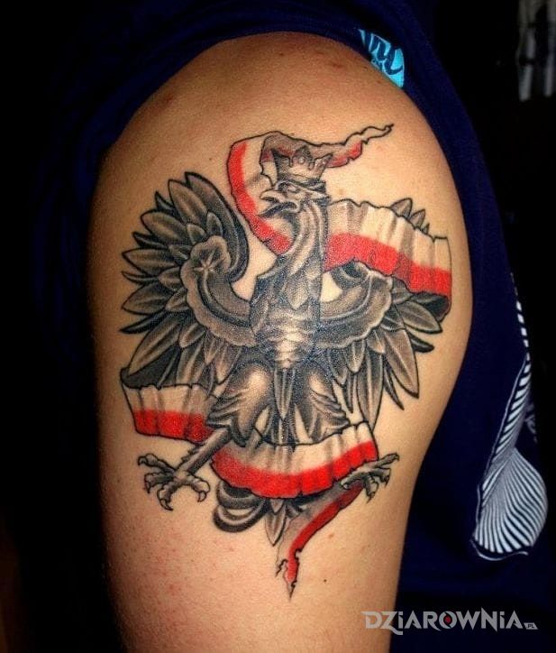 Tatuaż czerwony i biały w motywie patriotyczne na ramieniu
