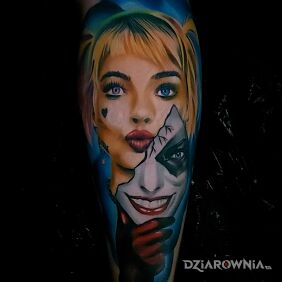 Tatuaż Harley Quinn na ramieniu motyw: twarze styl: realistyczne