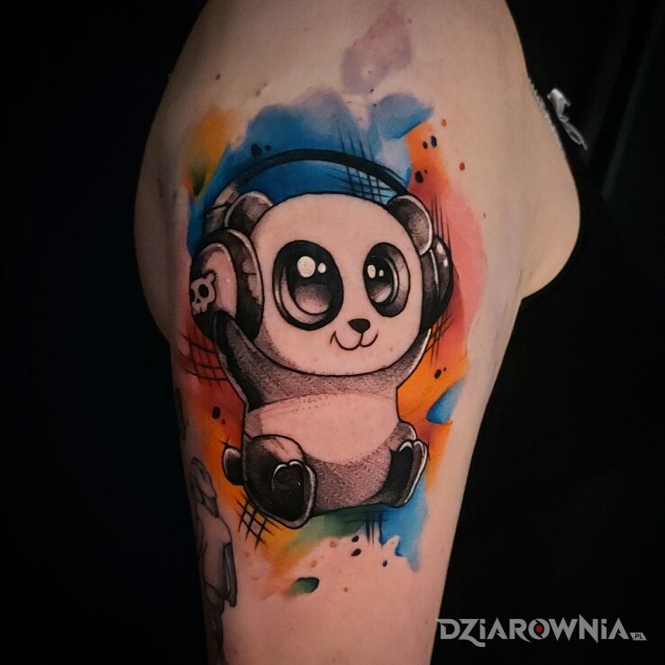 Tatuaż music panda w motywie pozostałe i stylu abstrakcyjne na bicepsie
