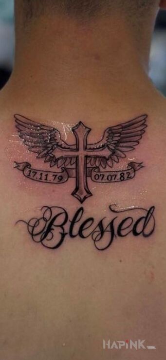 Tattoo Krzyż in wings motif and calligraphy style on the back