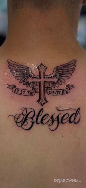 Tatuaż krzyż w motywie religijne na plecach
