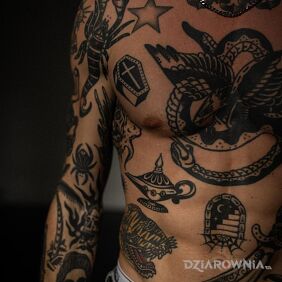 Tatuaż Postaw na klasykę na bicepsie motyw: czarno-szare styl: oldschool