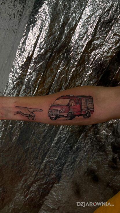 Tatuaż wóz strażacki z ręką w motywie kolorowe i stylu abstrakcyjne na ręce