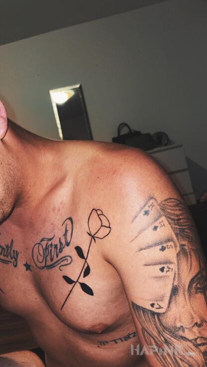 Tattoo Dziaramy się 💪 in faces motif and contour / linework style on the shoulder