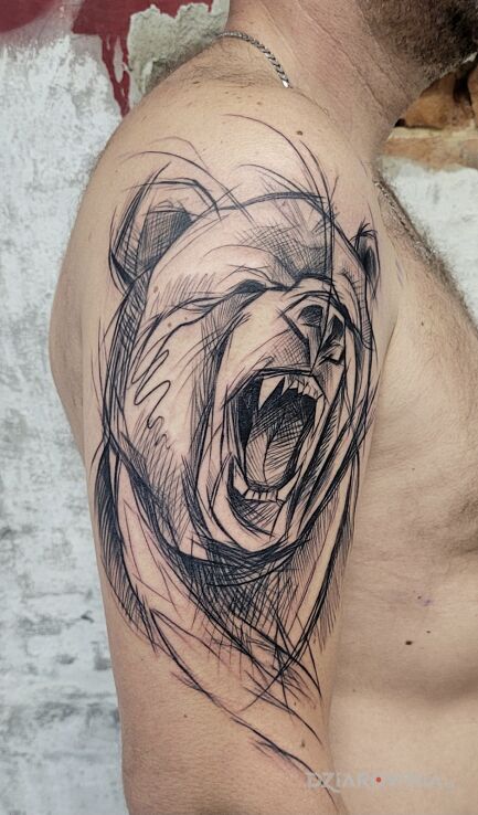 Tatuaż niedźwiadek w motywie natura i stylu abstrakcyjne na ramieniu