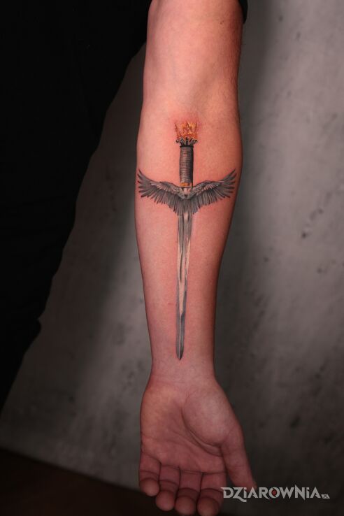 Tatuaż miecz prosto z autorskiego projektu w motywie pozostałe i stylu graficzne / ilustracyjne na przedramieniu