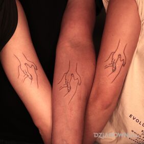 Tatuaż Pamiątkowe wspólne tattoo na przedramieniu motyw: małe styl: kontury / linework