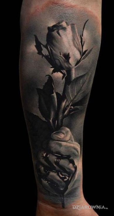Tatuaż zakrwawiona dłoń w motywie kwiaty i stylu realistyczne na przedramieniu