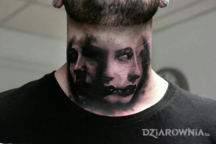Tatuaż twarz kobiety w motywie twarze i stylu realistyczne na szyi