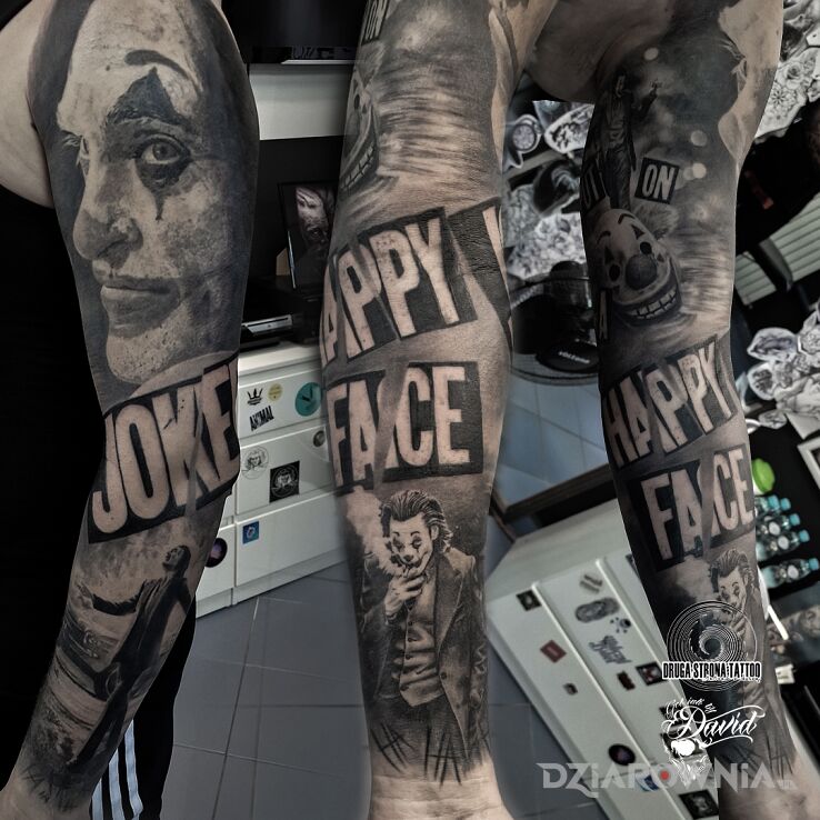 Tatuaż joker w motywie czarno-szare i stylu realistyczne na łokciu