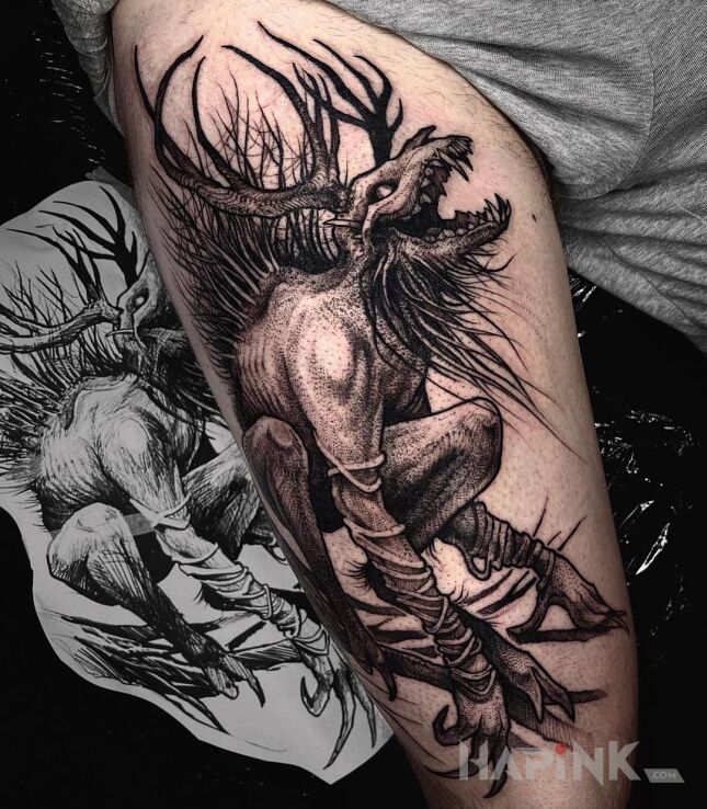 Tattoo Bies in dark motif and graphic / illustrative style on the leg