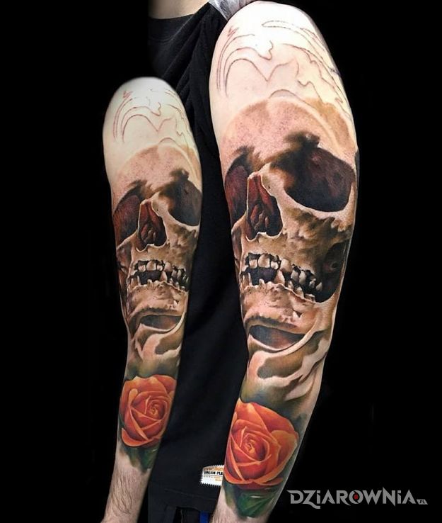 Tatuaż czacha i roza w motywie kwiaty i stylu realistyczne na przedramieniu