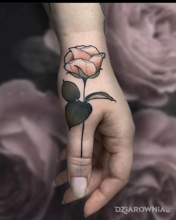 Tatuaż róża z bladym różem w motywie kolorowe i stylu neotradycyjne na dłoni