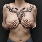 Tatuaż między piersiami na klatce leszy kobiecy czaszka jeleń