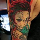 Tatuaż kolorowy na ramieniu anime Dragon Slayer