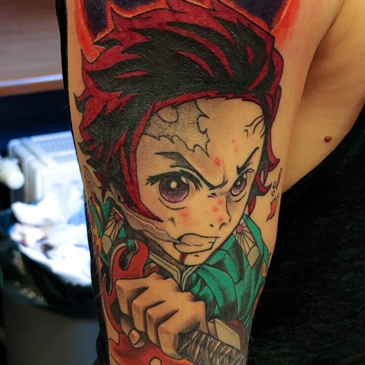 Tatuaż  kolorowy na ramieniu anime dragon slayer w motywie kolorowe i stylu kontury / linework na ramieniu