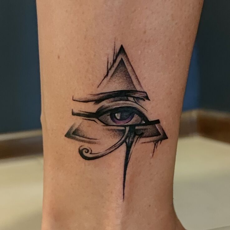 Tatuaż  na nodze oko horusa w trójkącie w motywie postacie i stylu dotwork na nodze