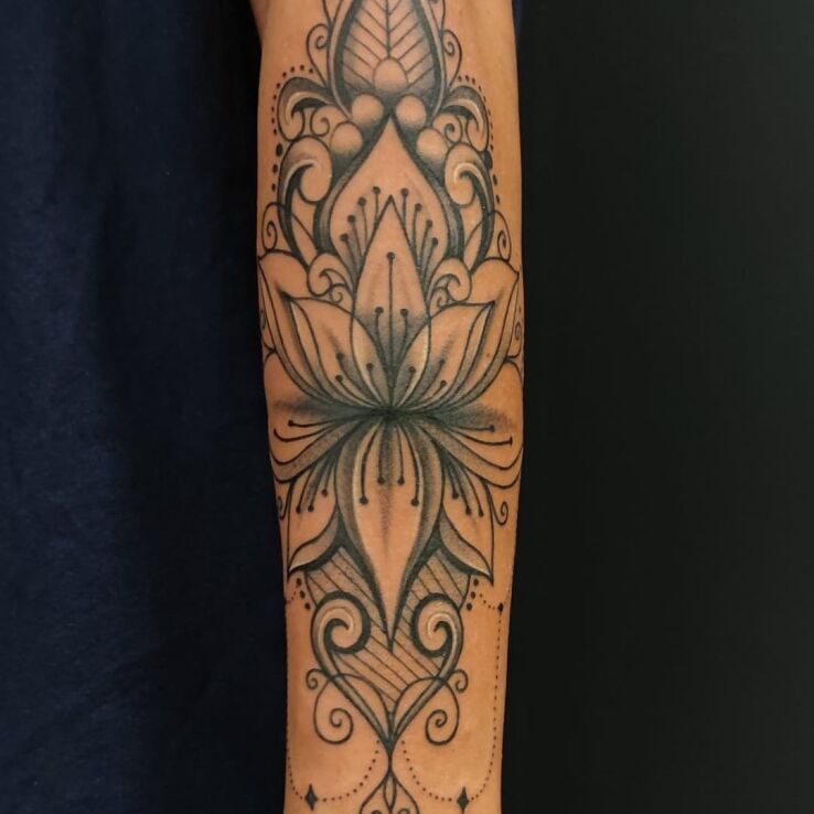 Tatuaż  damski na przedramieniu mandala w motywie kwiaty i stylu graficzne / ilustracyjne na przedramieniu